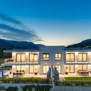  Villa Supernus With Heated Pool