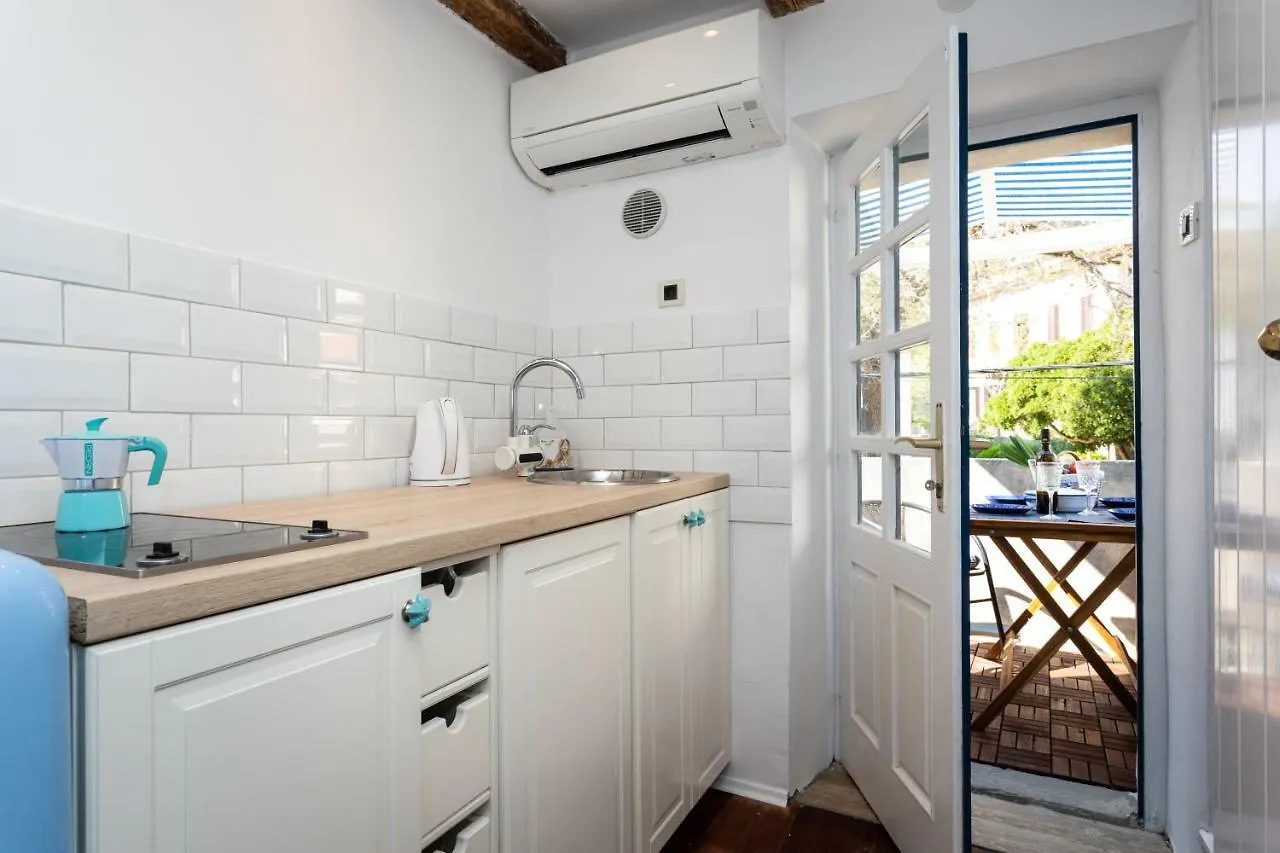 דירות Little House In Baska 0*, באסקה קרואטיה